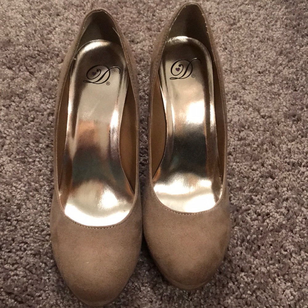 D close toe heels